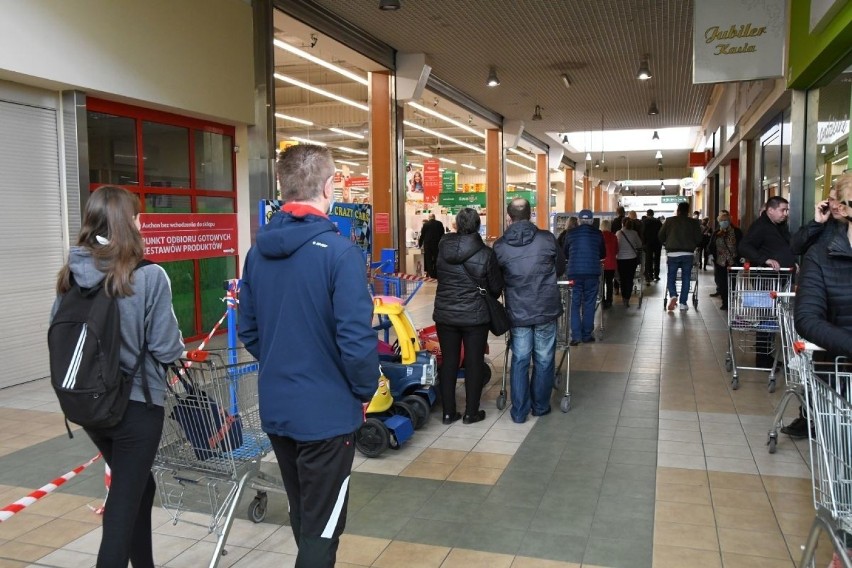 Auchan, piątek godzina 8.30 - gigantyczna kolejka