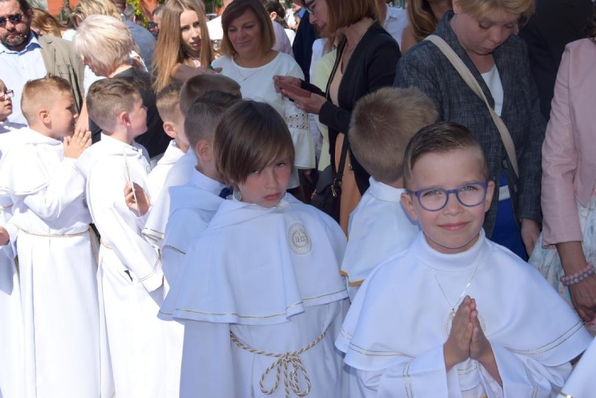 Parafia Świętej Rodziny w Pile. Dzieci w albach przyjęły sakrament! [ZOBACZ ZDJĘCIA]