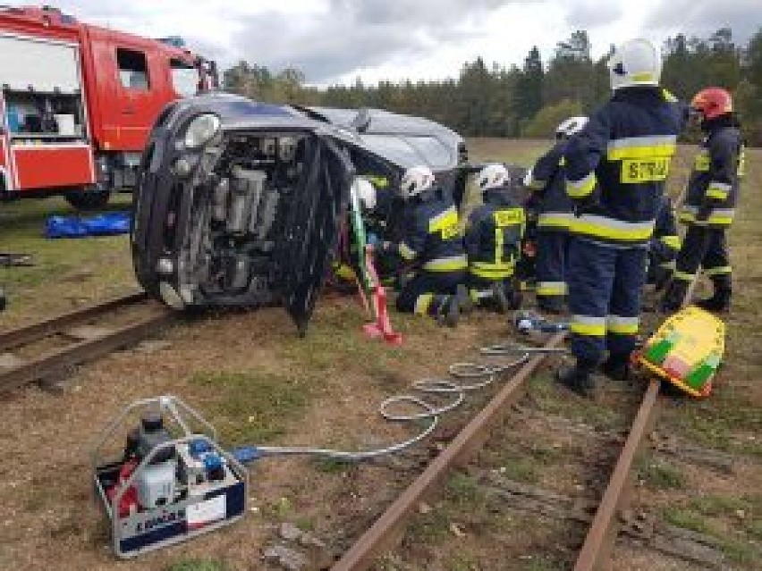 W gminie Nowinka auto wjechało pod pociąg. Na szczęście były to tylko ćwiczenia [ZDJĘCIA]