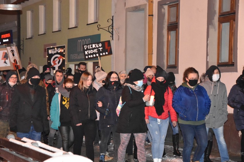 Protest Kobiet w Nowym Tomyślu. Mieszkańcy ponownie wyszli na ulice miasta. Atmosfera była gorąca