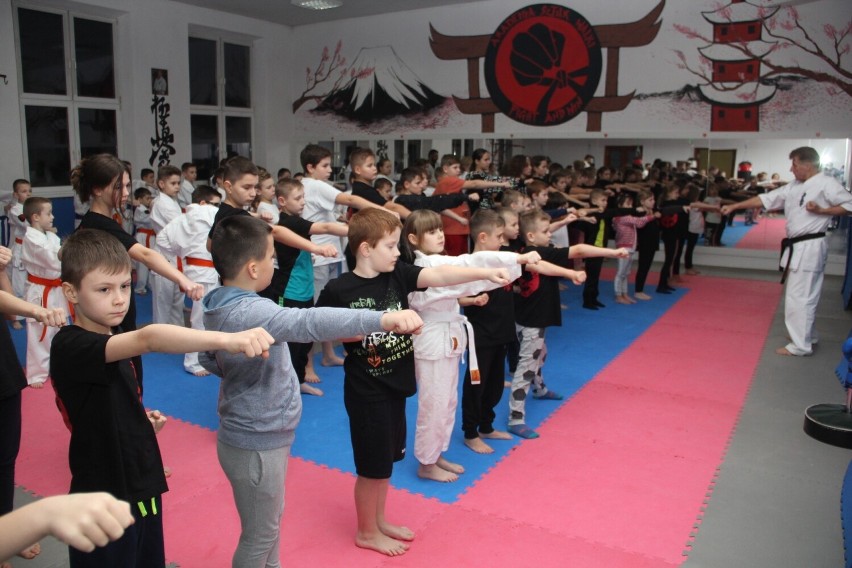 Egzamin dla młodych karateków w Akademii Sztuk Walki „Fight And Win” w Brzezinach