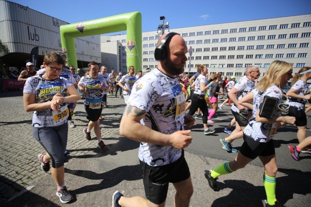 W Festiwalu Biegowym im. Wojciecha Korfantego wystartowało dokładnie 970 osób

  Zobacz kolejne zdjęcia. Przesuwaj zdjęcia w prawo - naciśnij strzałkę lub przycisk NASTĘPNE