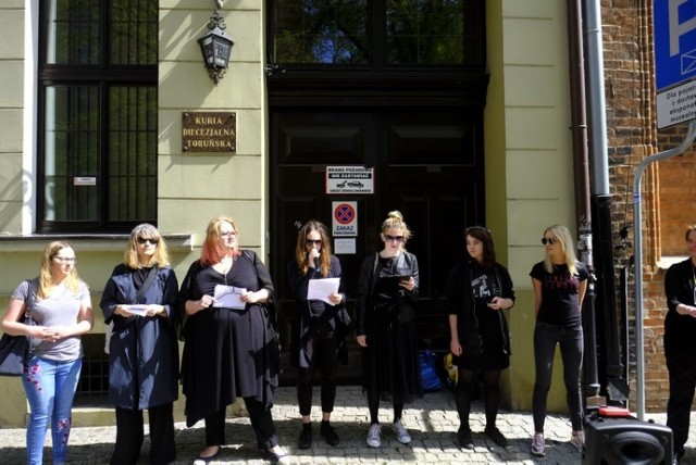 Manifa Toruńska i Fundacja Nie Tylko Matka Polska zorganizowały kolejną demonstrację pod siedzibą kurii przy ul. Łaziennej w Toruniu. Kilka zgromadzonych pod siedzibą biskupa osób protestowało przeciwko angażowaniu się Kościoła w politykę jak i ewentualnym planom wprowadzenia w  Polsce całkowitego zakazu aborcji.

Zobacz także: Nie pomogła nawet Magda Gessler. Te restauracje zostały zamknięte po Kuchennych rewolucjach [LISTA]