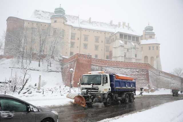 W aktualnym sezonie zimowym w Krakowie zużyto już 17 920 ton soli oraz ponad 5,7 tys. ton piasku