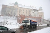 Zima drenuje budżet Krakowa. Miasto rzuca wszystkie siły do walki ze śniegiem, ale ją przegrywa. Chodnikami ledwo da się przejść