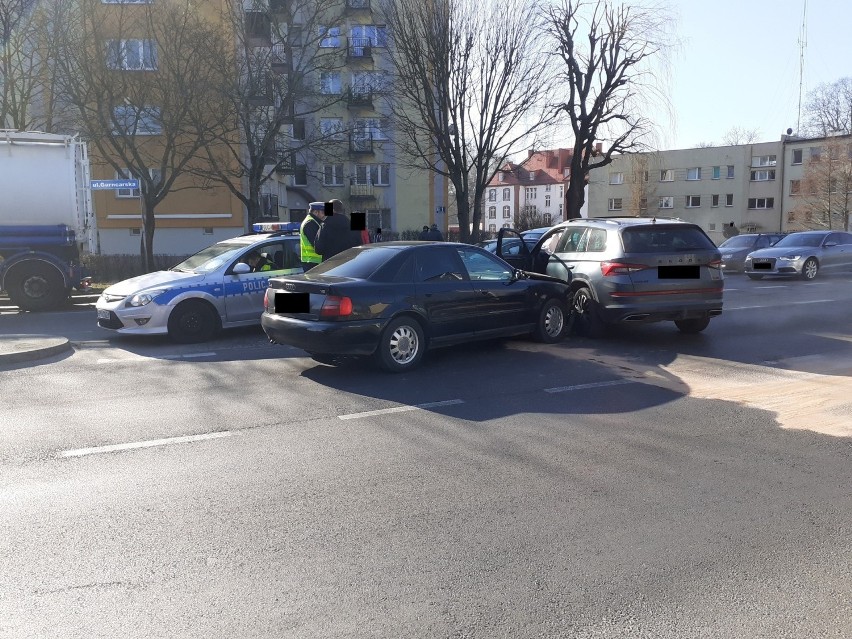 Kolizja na ulicy Garncarskiej w Słupsku. Kierowca nie ustąpił pierwszeństwa