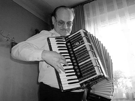 Wojciech Misztela i jego akordeon &amp;#8211; jeszcze nie na emeryturze Fot. Dariusz Śmigielski