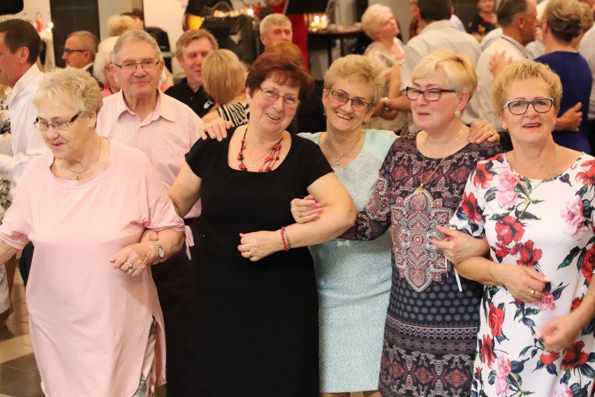 Złotowscy seniorzy bawili się na wieczorku tanecznym w WIR-ze [ZDJĘCIA]