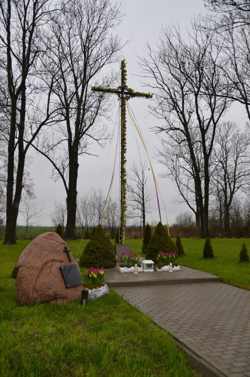 Cmentarz epidemiczny w Wieleninie w gminie Uniejów ocalony od zapomnienia. To dzięki lokalnej społeczności (zdjęcia)