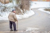 Jelenia Góra: Zziębnięty staruszek nie mógł znaleźć drogi do domu, a był dwie klatki obok. Pomogła mu straż miejska