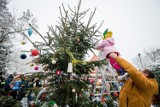 Dzieci przystroiły choinkę w Starym Fordonie w Bydgoszczy. Pojawił się też św. Mikołaj! [zdjęcia]