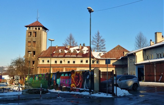 Na działce przy ul. Grybowskiej mieści się dawna remiza strażacka. A mógłby tu powstać tak potrzebny w centrum parking