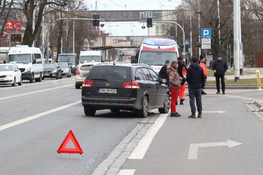 Wrocław. Wypadek na Grabiszyńskiej. Dwoje dzieci w szpitalu [ZDJĘCIA]