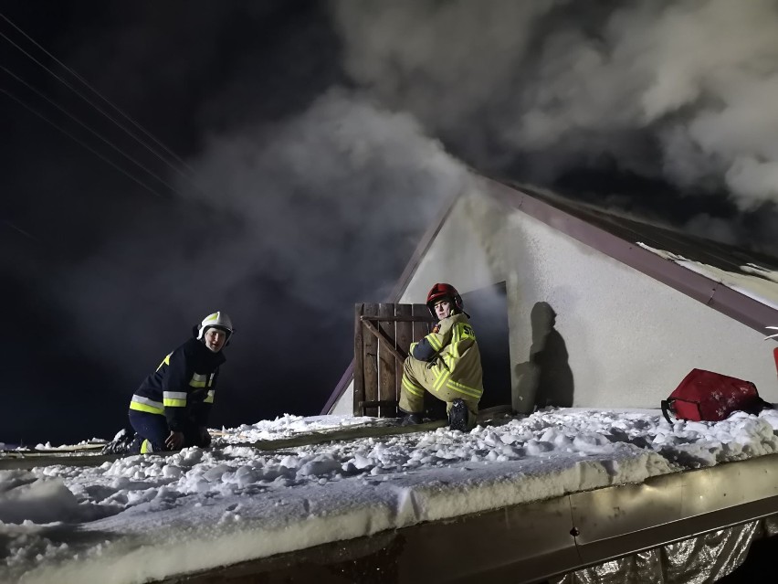 Pożar stolarni w Joninach zauważono po godz. 4 rano. W akcji...