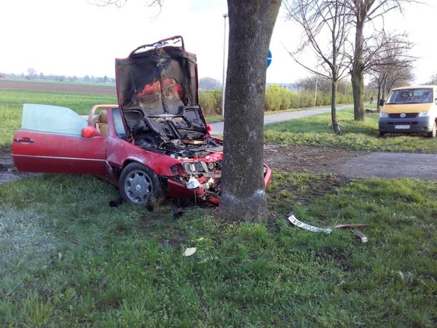 Grodzisk-Ruchocice: Mercedes Rozbił Się Na Drzewie Foto | Grodzisk Wielkopolski Nasze Miasto
