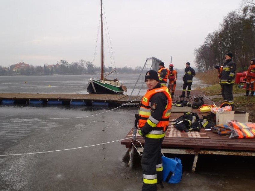 Wągrowieccy strażacy wraz z ochotnikami ćwiczyli na lodzie. ZDJĘCIA 