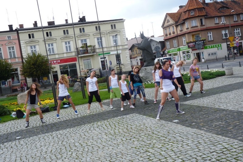 Oborniki - Tańczyły na rynku i zbierały na wyjazd