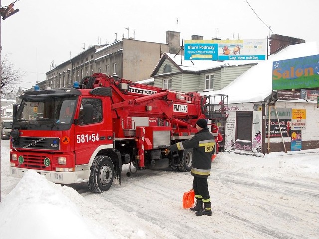 Straż pożarna od rana usuwała nawisy śnieżne na budynkach w centrum Zgierza.