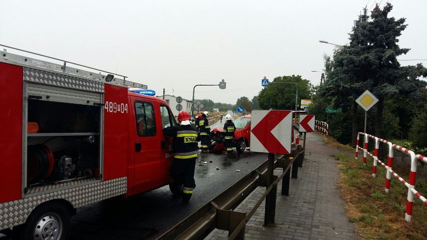 Kolejny poniedziałkowy wypadek w naszym powiecie. Tym razem auto uderzyło w barierki