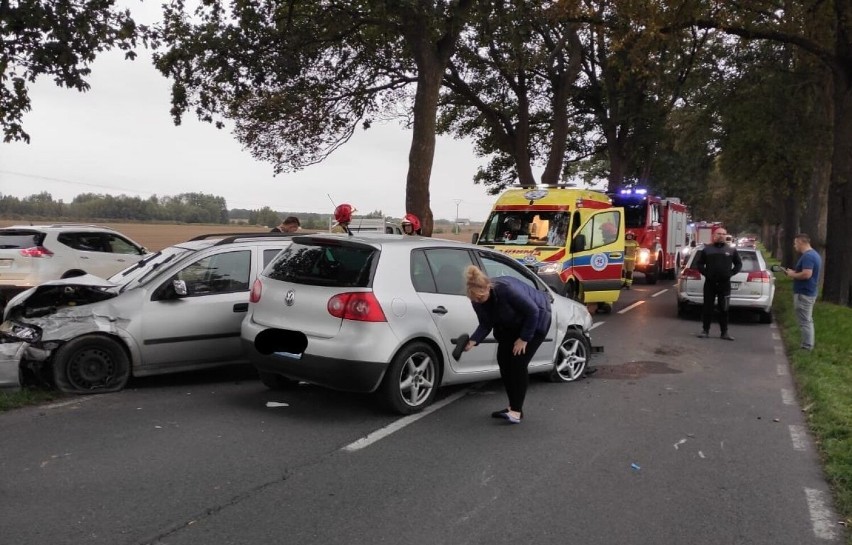 Karambol na drodze pod Goleniowem, strażacy w akcji