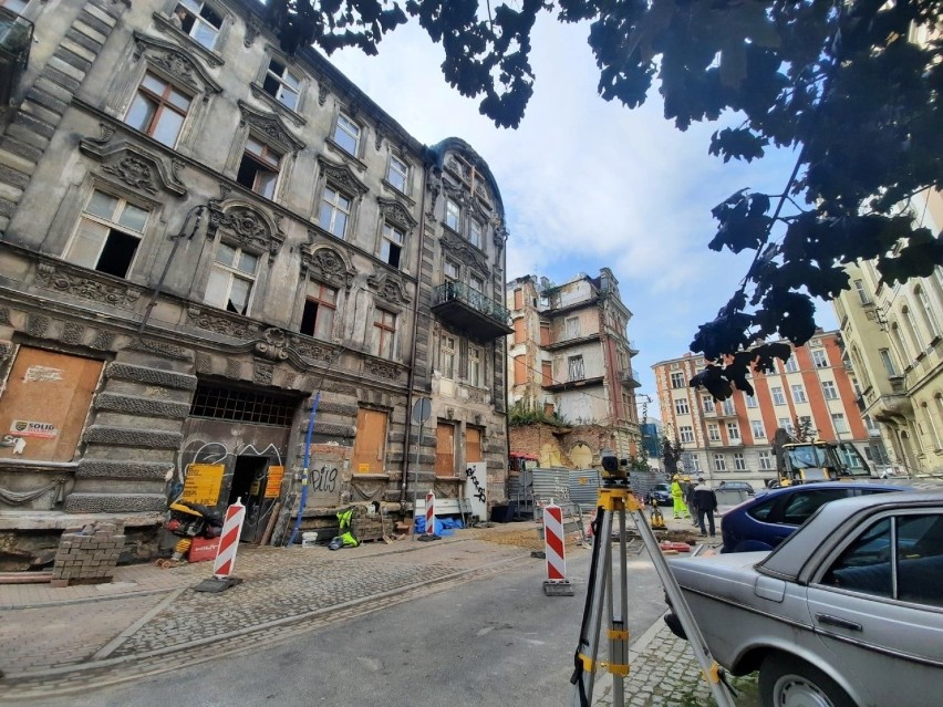 Ulica Chopina w Katowicach i ruina kamienicy, w której przed...
