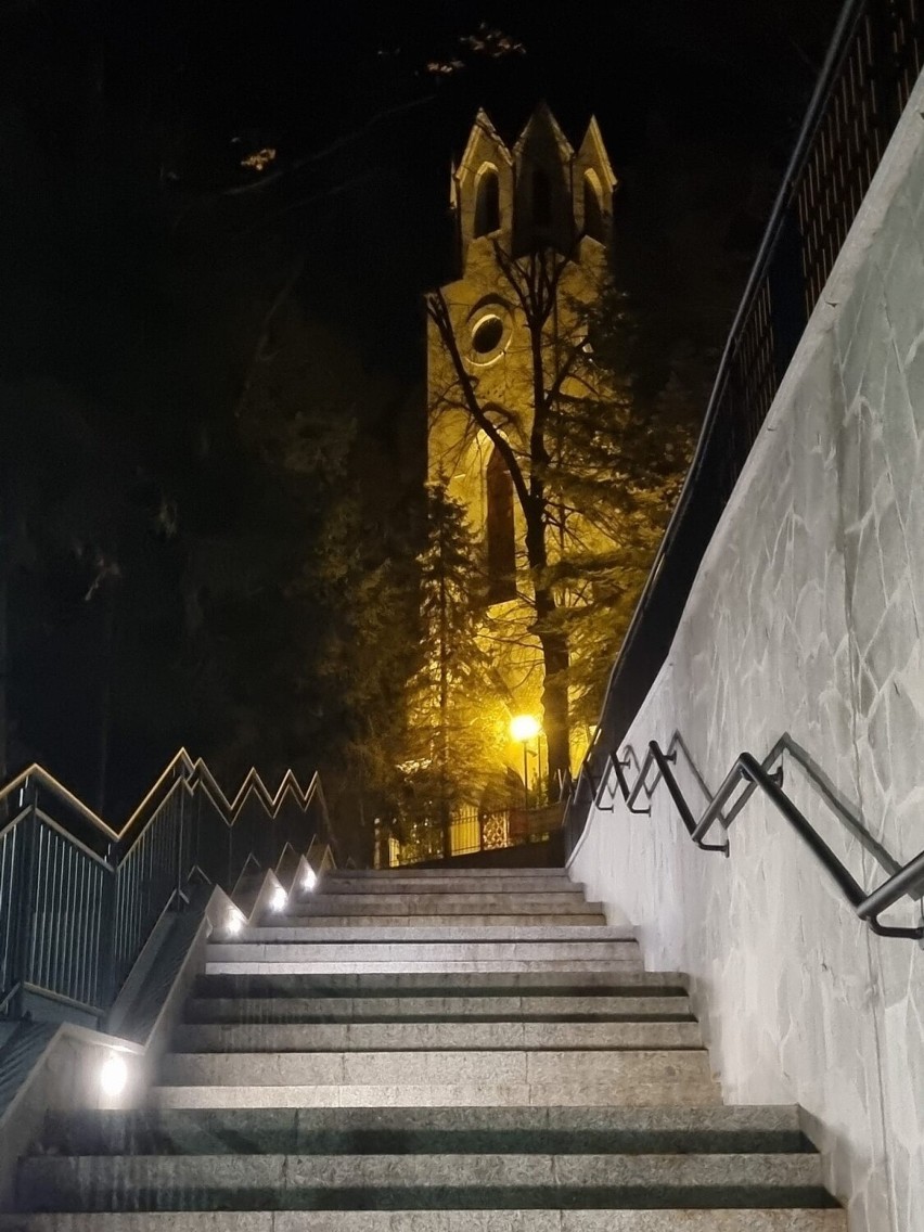 Nocny spacer po centrum Szczawnicy. To m.in. promenada...