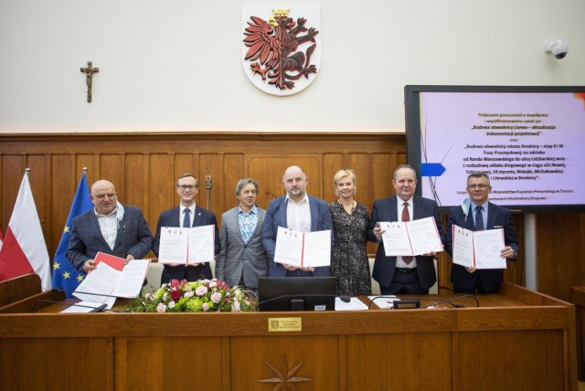 Porozumienia dotyczące budowy obwodnic Lisewa i Brodnicy podpisano dziś (23.11.2021) w Kujawsko-Pomorskim Urzędzie Marszałkowskim