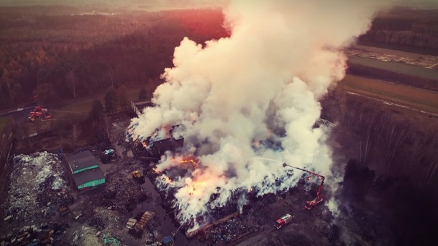 Pożar składowiska opon w Żorach został sfotografowany i sfilmowany z drona.