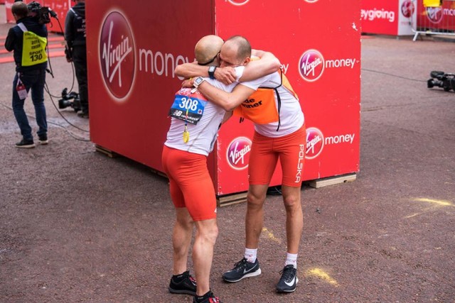 Marcin Grabiński i Marcin Kęsy tuż po starcie w Maratonie Londyńskim 28.04.2019.