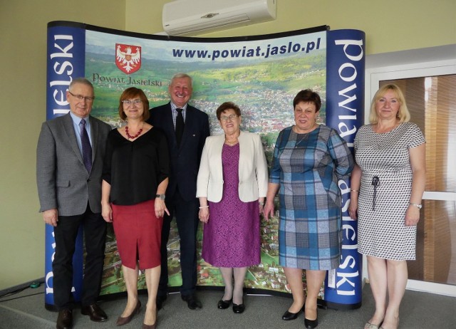 Nagrody dla odchodzących na emeryturę nauczycielek, które miały szczególne osiągnięcia w pracy, pochodzą ze specjalnego funduszu.