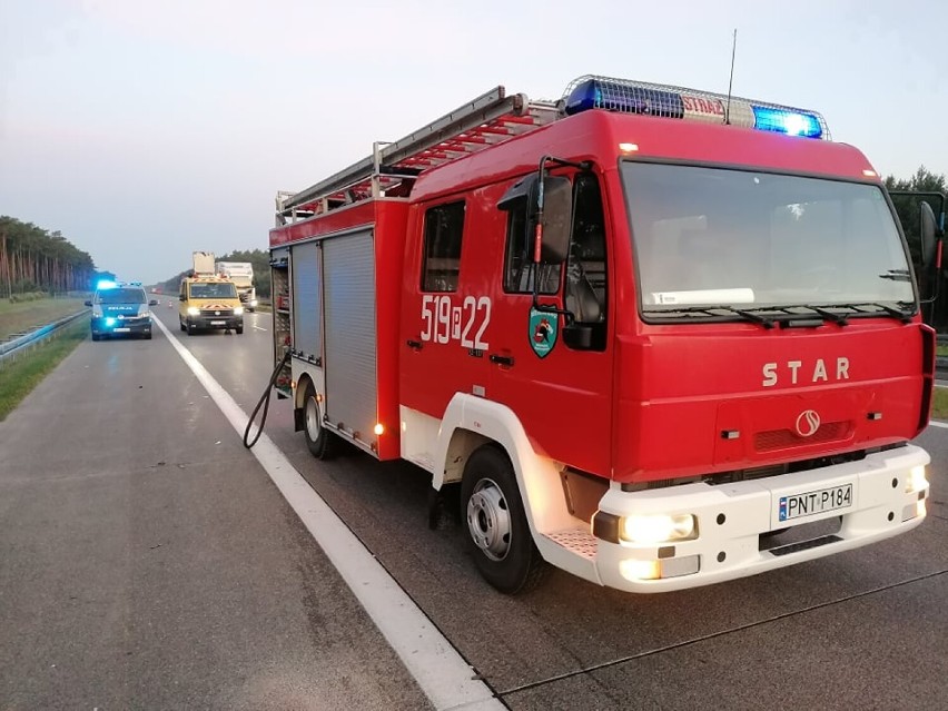 Poranny wypadek na autostradzie A2. Trzy osoby zostały ranne [FOTO]