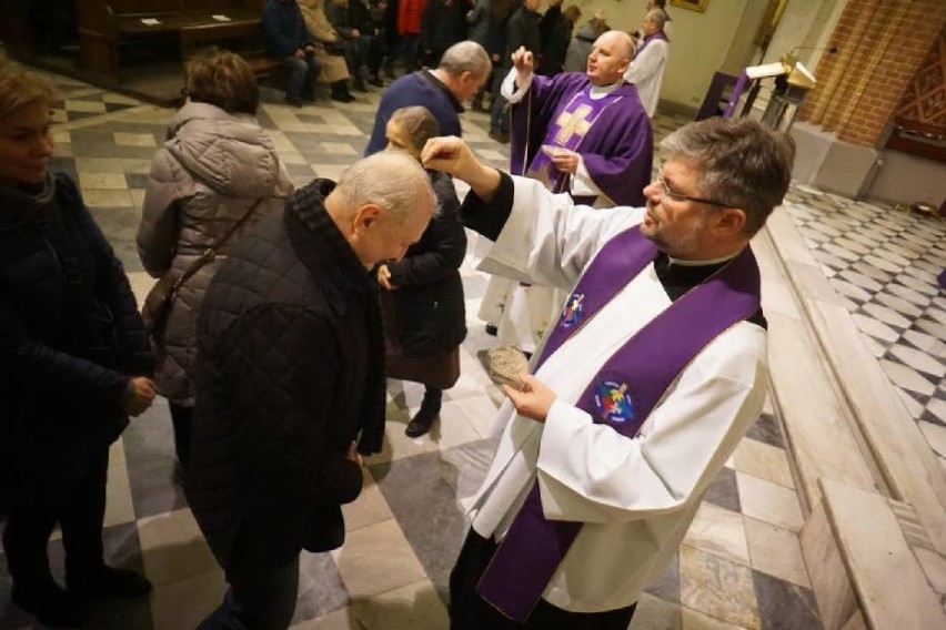 Msze Św. w środę z posypaniem głów popiołem o godz. 7:30;...