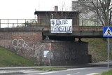 Na wiadukcie w Żarach pojawił się transparent "Uwolnić Paniszewą". Kto go powiesił?