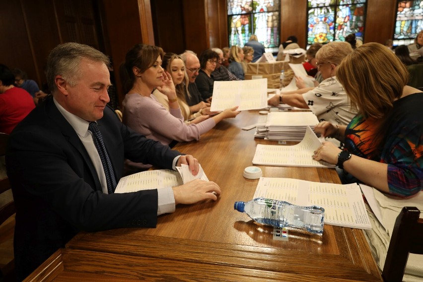 Szczecineckie komisje wyborcze liczą karty do głosowania...