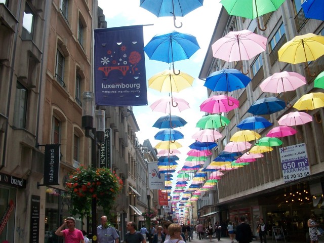 Parasole nad ulicą w Luksemburgu nie są nowością na tle innych państw. Tego typu kolorowa atrakcje znajduje się także w Chinach, Portugalii czy też Francji. Z pewnością jest to pewne uatrakcyjnienie miejskiego pejzażu