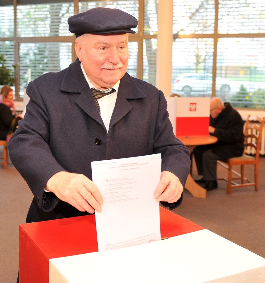 Prezydent Lech Wałęsa wraz z rodziną tradycyjnie swój głos...