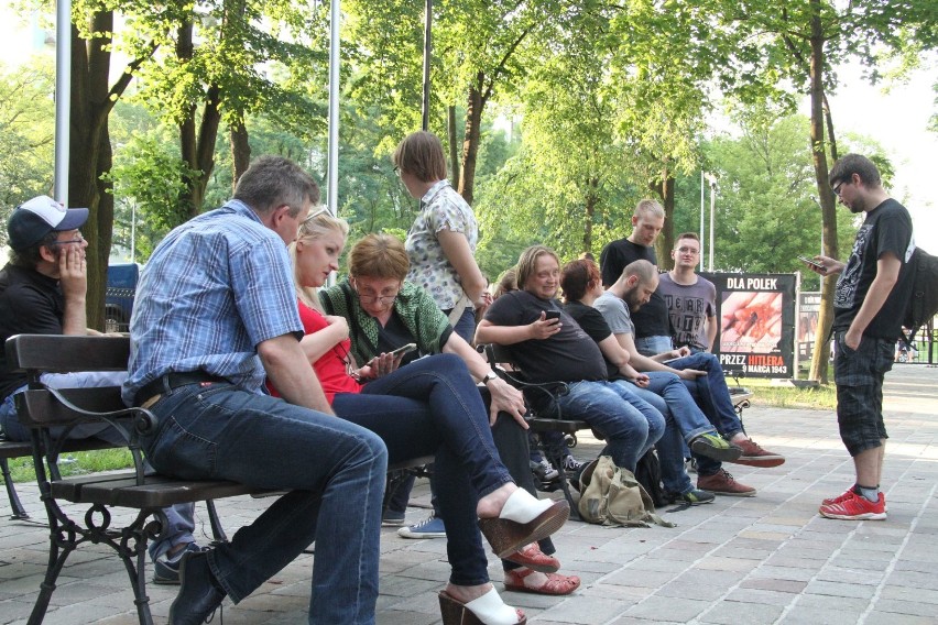 Protest przeciwko brutalności przed kościołem w Kielcach 