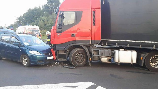 Na węźle zachodnim trasy S3 koło Skwierzyny ciężarówka iveco uderzyła w osobową mazdę. Dwie osoby zostały ranne.