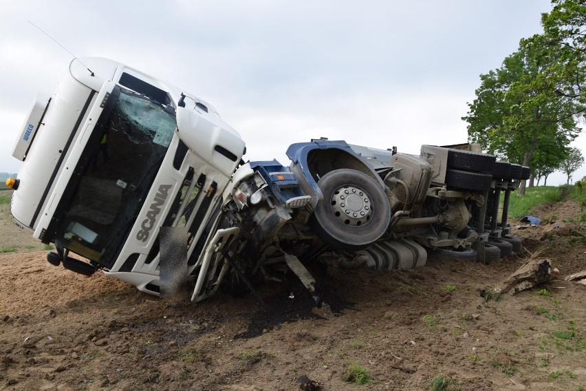 Ciężarówka z piaskiem wywróciła się na DK11 koło Szczecinka [zdjęcia]