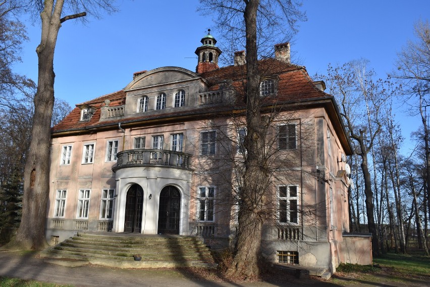 Neobarokowy pałac w Zakrzewie - zabytek, który powstał na początku XX wieku
