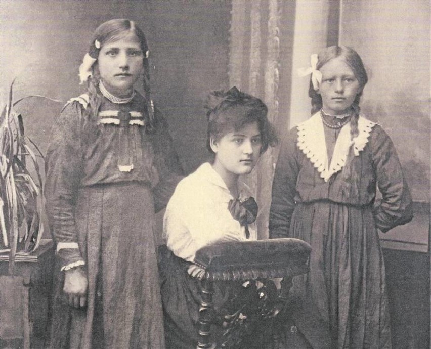 Nauczycielka Helena Sałkowska (w środku) oraz Marta...