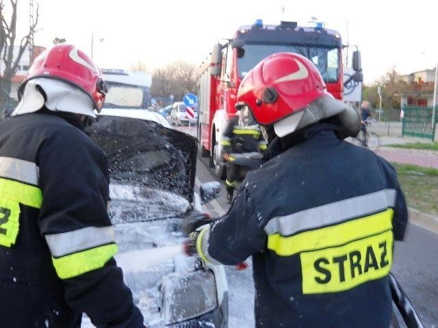 Na ulicy Łąkowej w Krotoszynie zapalił się samochód osobowy ze zbiornikiem na gaz ZDJĘCIA
