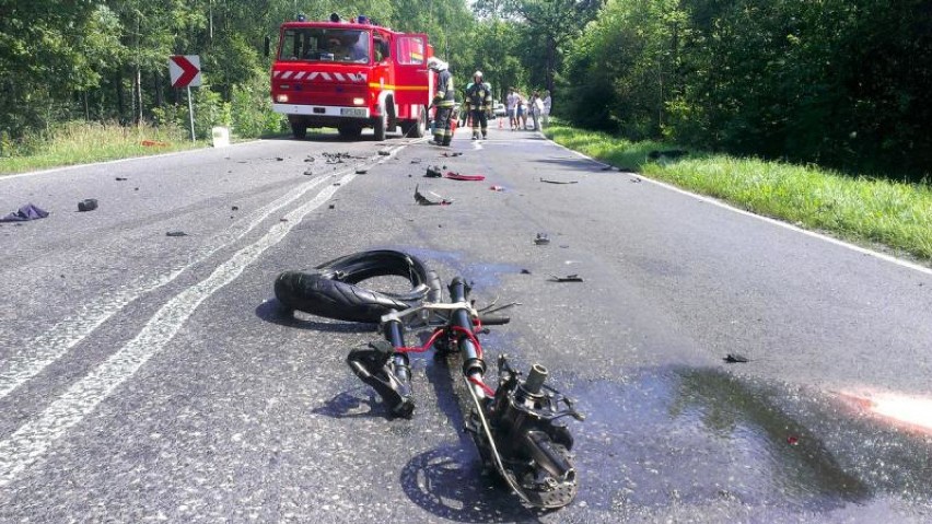 Wypadek motocyklisty w Kobiórze. 30-latek uderzył w tira i osobówkę [ZDJĘCIA]