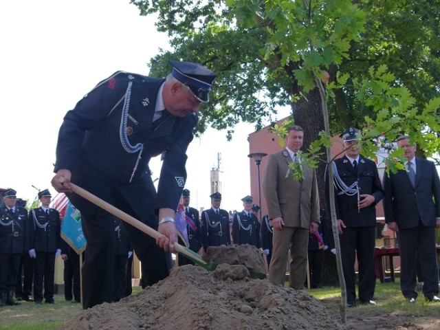 Prezes Marek Przyżycki podczas uroczystości sadzenia prezydenckiego dębu wolności w Łowiczu