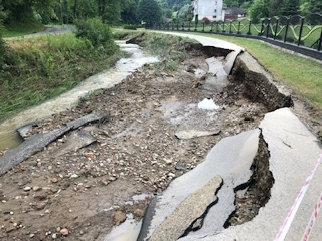 W wyniku podniesienia sie poziomu wody w lokalnym potoku uszkodzona została asfaltowa droga dojazdowa do kilku domów w Filipowicach