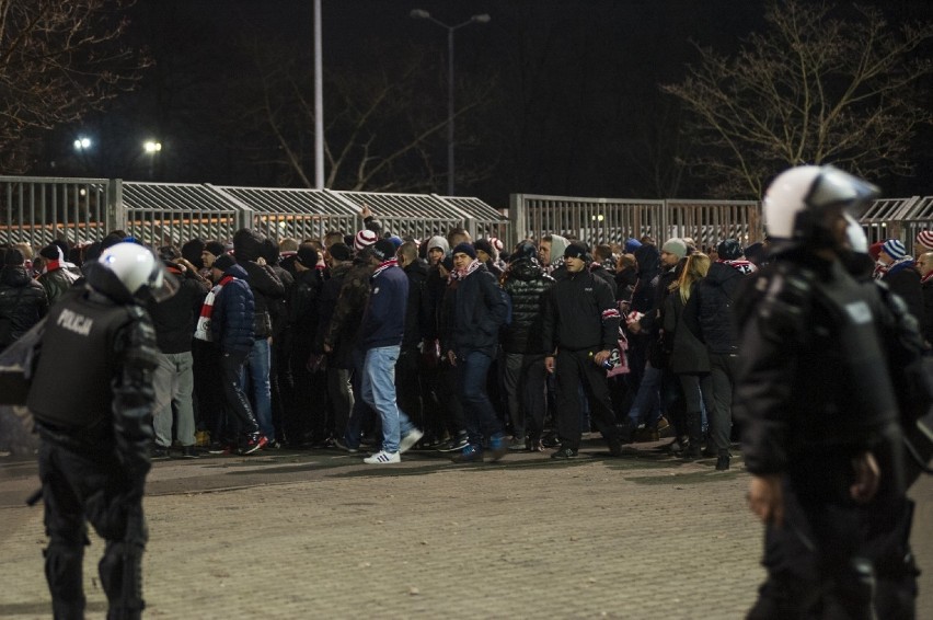 Derby Krakowa 2016. Kibice Cracovii przemaszerowali na stadion Wisły [ZDJĘCIA, WIDEO]