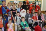 Święty Mikołaj, Batman, Superman, Spiderman i Bob Parr zjechali na linie wprost na oddział pediatryczny w USK w Opolu