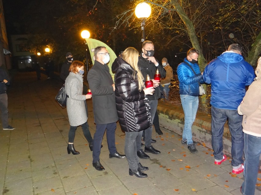 Protest kobiet Radomsko. Zapalone znicze przed biurem poselskim Anny Milczanowskiej [ZDJĘCIA]