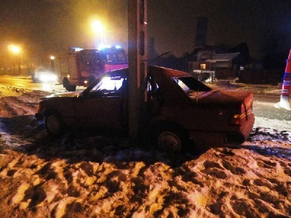 Nowy Sącz: pijany kierowca wjechał z słup na ul. Tarnowskiej [ZDJĘCIA]