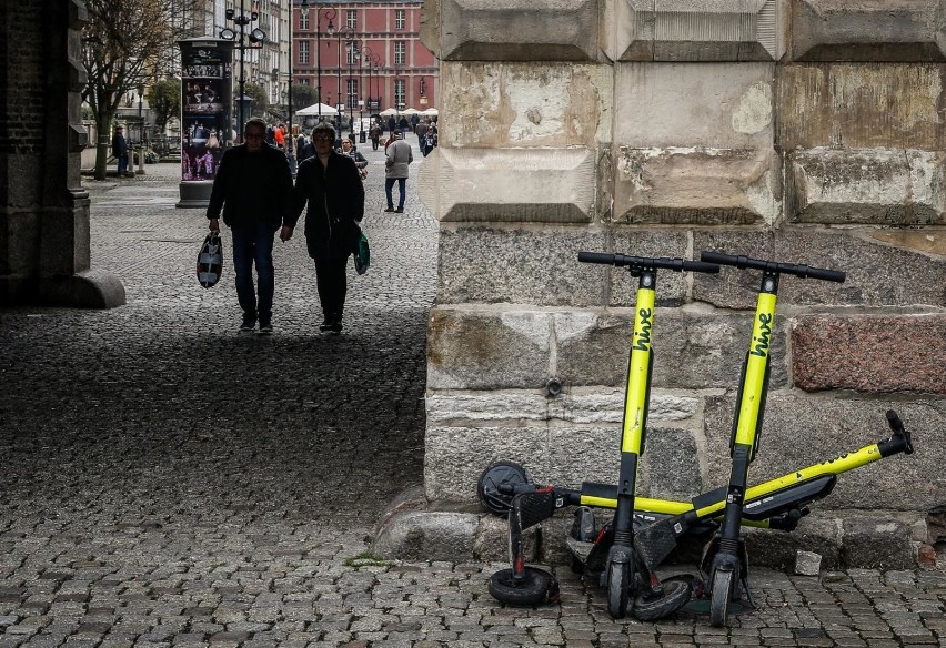 Gdańsk: Mniej hulajnóg będzie porzucanych na chodnikach? Powstanie 200 miejsc na postój dla hulajnóg elektrycznych 